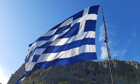 ΚΑΣΤΕΛΟΡΙΖΟ: Κρητικοί ύψωσαν τη μεγαλύτερη ελληνική σημαία για τον εορτασμό της 28ης Οκτωβρίου