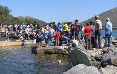 Μπήκαν οι εξέδρες παρουσία 500 ατόμων στο Αλιβέρι!