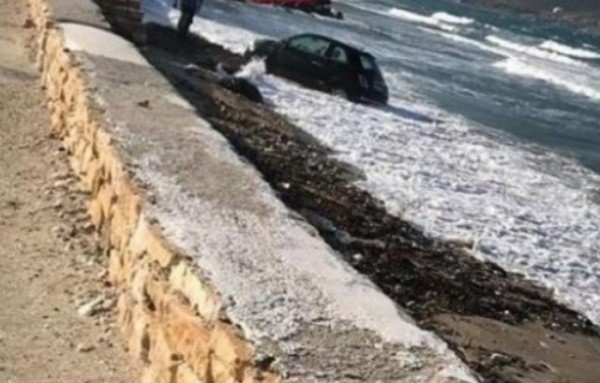 Έκανε μανούβρα για να αποφύγει λακκούβα κι έριξε το αυτοκίνητο στη θάλασσα