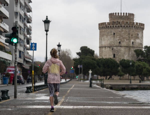 ΚΟΡΩΝΟΪΟΣ: Καμπάνα 150 ευρώ σε γυναίκα που έκανε τζόκινγκ