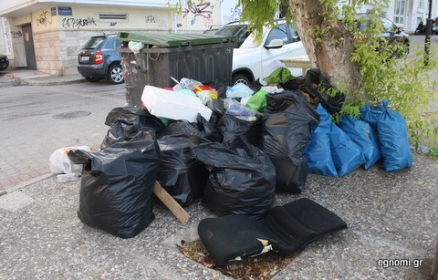 Σκουπιδαριό στην οδό Δρακοπούλου