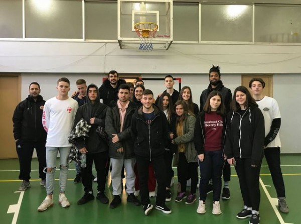 Στο 2ο Λύκειο Χαλκίδας αθλητές της ομάδας μπάσκετ της Κύμης