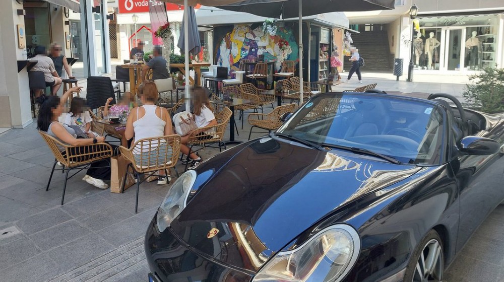 ΧΑΛΚΙΔΑ: Μία πόρσε κάμπριο στον πεζόδρομο Αβάντων και Αγγελάτου