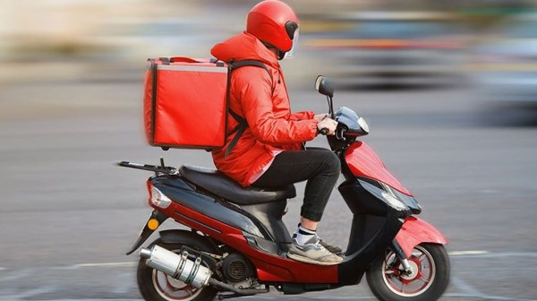 Σάλος με την απόφαση της efood να δώσει μπόνους σε όσους κάνουν delivery εν μέσω της κακοκαιρίας