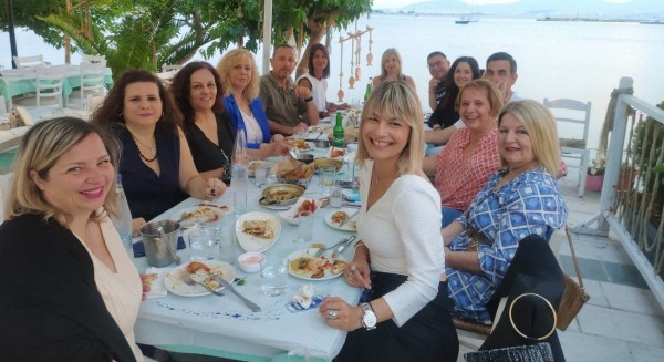 ΧΑΛΚΙΔΑ: Με μεζέδες και ουζάκια ευχήθηκαν καλό καλοκαίρι οι καθηγητές του 1ου Γυμνασίου