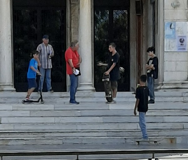 ΧΑΛΚΙΔΑ- ΑΓΙΟΣ ΝΙΚΟΛΑΟΣ: Συνεχίζεται η κόντρα μεγάλων και πιτσιρικάδων για το skateboard