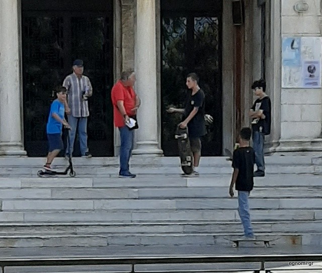 ΧΑΛΚΙΔΑ- ΑΓΙΟΣ ΝΙΚΟΛΑΟΣ: Συνεχίζεται η κόντρα μεγάλων και πιτσιρικάδων για το skateboard