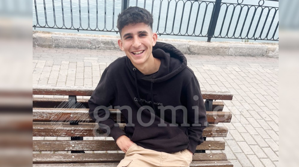 Ο Χρήστος Καρβέλης χαμογελά και θέλει να βαδίσει στα χνάρια του μπαμπά!