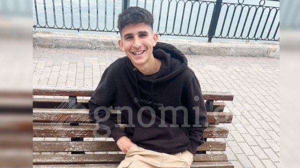 Ο Χρήστος Καρβέλης χαμογελά και θέλει να βαδίσει στα χνάρια του μπαμπά!