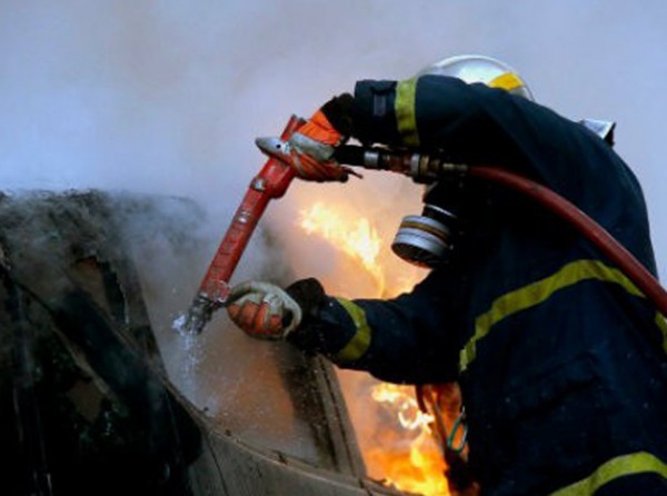 ΩΡΩΠΟΣ: Αυτοκίνητο τυλίχθηκε στις φλόγες το πρωί της Κυριακής