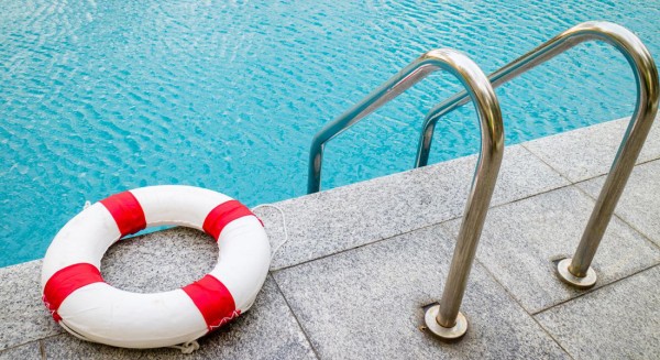 ΝΕΑ ΤΡΑΓΩΔΙΑ: 10χρονο κοριτσάκι έχασε τη ζωή του στην πισίνα μπροστά στα μάτια της μητέρας του