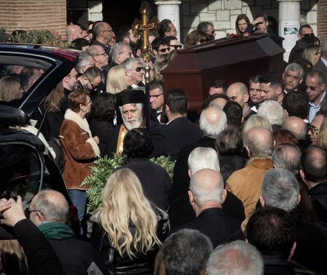 Πλήθος κόσμου στο τελευταίο αντίο στον Θέμο Αναστασιάδη (VIDEO)
