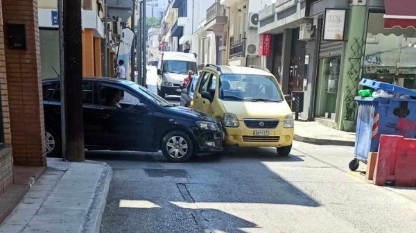 ΧΑΛΚΙΔΑ: Συγκρούστηκαν δυο αυτοκίνητα στη διασταύρωση Κακαρά και Περικλέους Σταύρου