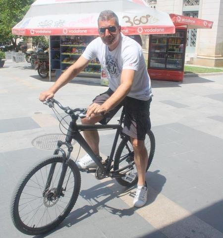 Φτάνει με το ποδήλατο μέχρι την Ερέτρια
