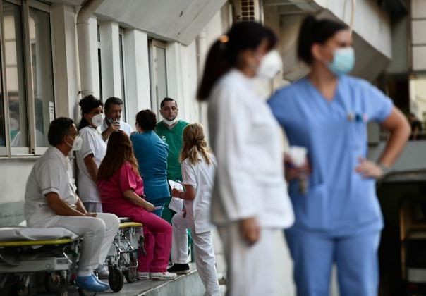 ΙΑΤΡΙΚΟΙ ΣΥΛΛΟΓΟΙ: Αντιδρούν στην επίταξη ιδιωτών γιατρών, συμφωνούν με την εθελοντική προσφορά