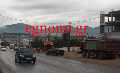ΧΑΛΚΙΔΑ: Γκρεμίζουν μάντρα στη στροφή Τσεκούρα