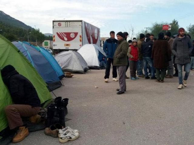 Ένας νεκρός και οκτώ τραυματίες σε αιματηρή συμπλοκή στο hot spot στην Μαλακάσα