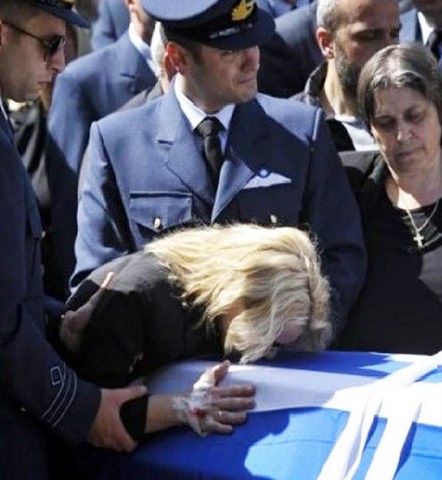 Η χήρα του ήρωα σμηναγού Μπαλταδώρου ψέλνει πάνω από το φέρετρο τον Εθνικό Υμνο (VIDEO)