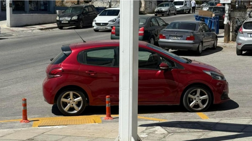 ΧΑΛΚΙΔΑ: Κανένας σεβασμός στα άτομα με ειδικές ανάγκες από τον οδηγό του κόκκινου ΙΧ