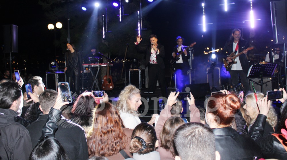 ΧΑΛΚΙΔΑ: Άναψε το Χριστουγεννιάτικο δέντρο και το κέφι (VIDEO)