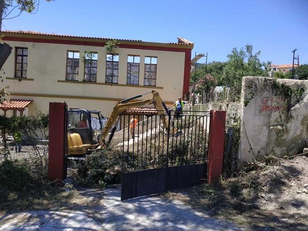 1ο ΔΗΜΟΤΙΚΟ ΣΧΟΛΕΙΟ ΚΥΜΗΣ: Μπήκε μπουλντόζα!
