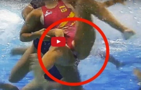 Δεν φαντάζεστε τι γίνεται κάτω από το νερό στο γυναικείο πόλο (VIDEO)
