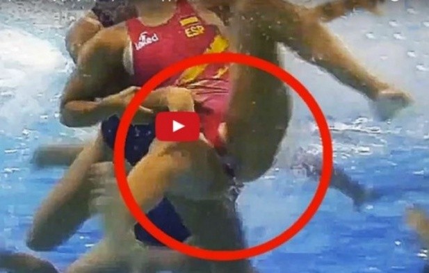 Δεν φαντάζεστε τι γίνεται κάτω από το νερό στο γυναικείο πόλο (VIDEO)