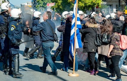 Επεισόδια με τραυματίες στην παρέλαση της Καλλιθέας
