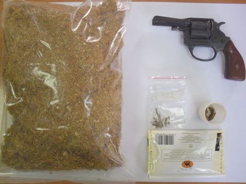 Τον έπιασαν με περίστροφο, λαθραίο καπνό και χασίς