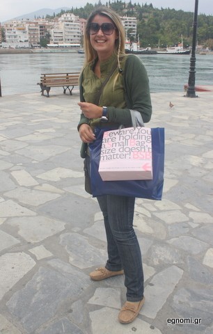 Τι ψώνισε η Νίκη και χαμογελάει;