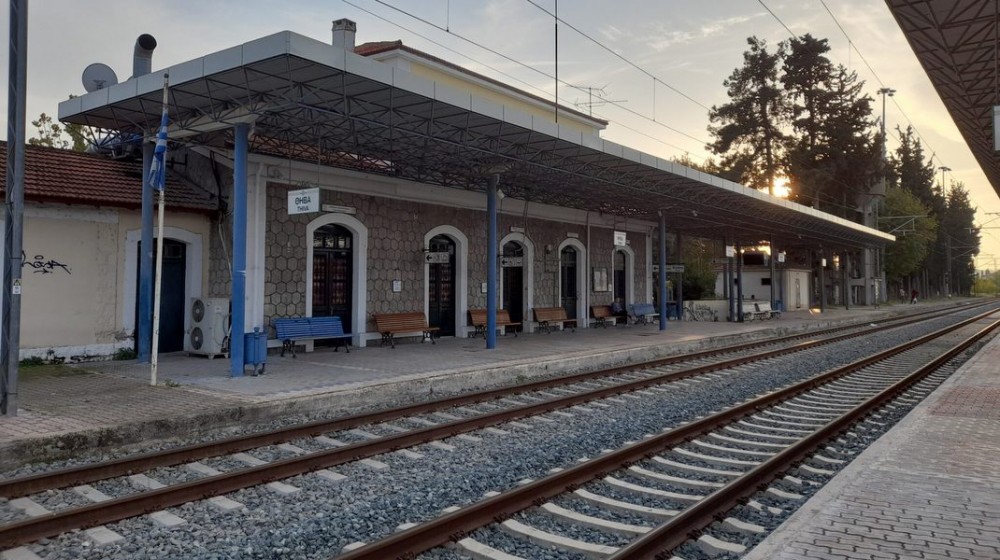 ΘΗΒΑ: Άγνωστα άτομα σκαρφαλώνουν πάνω σε στύλους ηλεκτροκίνησης και πετάνε πέτρες στα τρένα