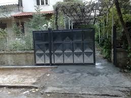 Μεταλλική πόρτα καταπλάκωσε και σκότωσε τρίχρονο αγοράκι