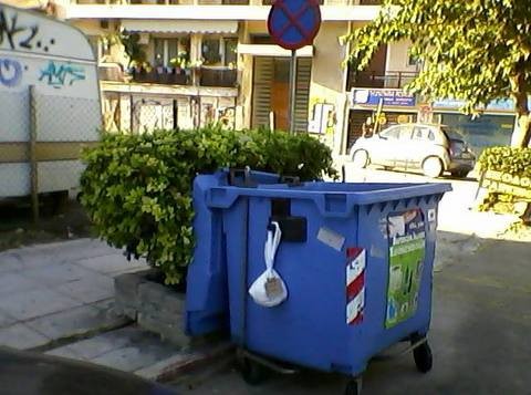 Θα σας εκπλήξει αυτό που γράφει η τσάντα που είναι κρεμασμένη στον κάδο