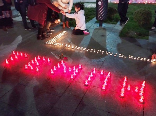 ΧΑΛΚΙΔΑ: Καθιστική διαμαρτυρία με κεράκια και συγκίνηση (PHOTO)