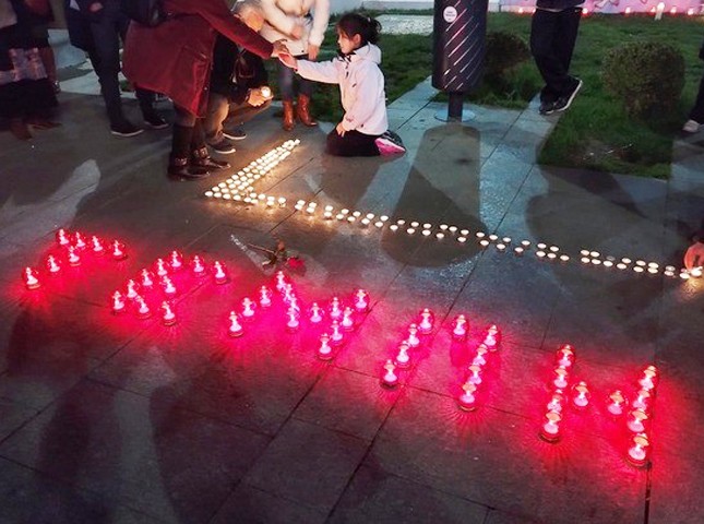 ΧΑΛΚΙΔΑ: Καθιστική διαμαρτυρία με κεράκια και συγκίνηση (PHOTO)