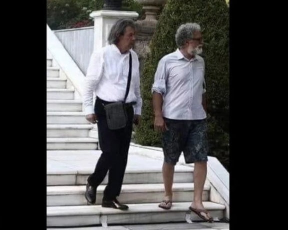 Αντιδράσεις για καλεσμένο που πήγε με σαγιονάρα στο Προεδρικό Μέγαρο