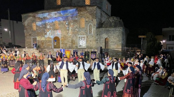 ΧΑΛΚΙΔΑ: Λαμπαδηδρομία, χοροί, αφηγήσεις και επιμνημόσυνες δεήσεις