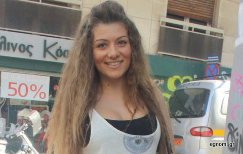 Με τα εσώρουχα στη βεράντα για να ψαρέψει γκόμενο