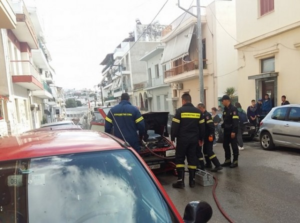 ΧΑΛΚΙΔΑ: Άρπαξε φωτιά αυτοκίνητο εν κινήσει από διαρροή καυσίμου (pics)