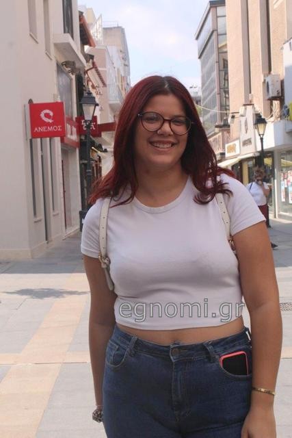 Χαμογελαστή για ψώνια στην Αβάντων