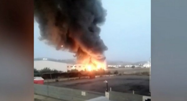 ΟΙΝΟΦΥΤΑ: Υπό πλήρη έλεγχο η φωτιά στο εργοστάσιο χρωμάτων - Προκάλεσε αποπνικτική ατμόσφαιρα στην περιοχή (VIDEO)