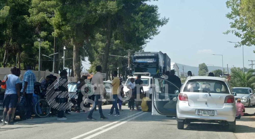 ΠΑΝΙΚΟΣ ΣΤΗ ΡΙΤΣΩΝΑ: Τρεις μαχαιρωμένοι και αποκλεισμός του δρόμου (video)