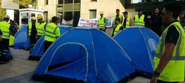 Κατασκήνωσαν στο υπουργείο Περιβάλλοντος!