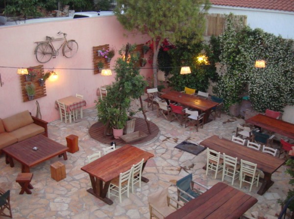 ΜΟΝΟΛΥΚΟΣ: Η αυλή είναι παράδεισος