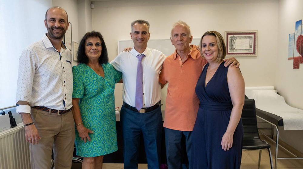 ΓΙΩΡΓΟΣ ΠΑΛΑΙΟΛΟΓΟΣ (ΓΥΝΑΙΚΟΛΟΓΟΣ): Καμαρώνει όλη η οικογένεια για το νέο ιατρείο στη Χαλκίδα