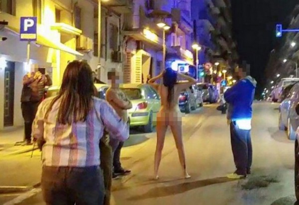 Θεσσαλονίκη: Γυναίκα γδύθηκε στη μέση του δρόμου