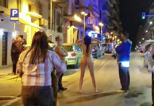 Θεσσαλονίκη: Γυναίκα γδύθηκε στη μέση του δρόμου
