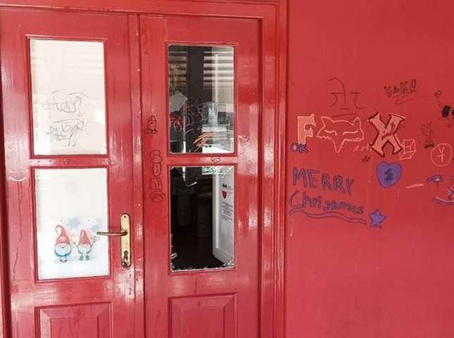 ΨΑΧΝΑ: Άγνωστοι δράστες βρώμισαν με συνθήματα την Βιβλιοθήκη