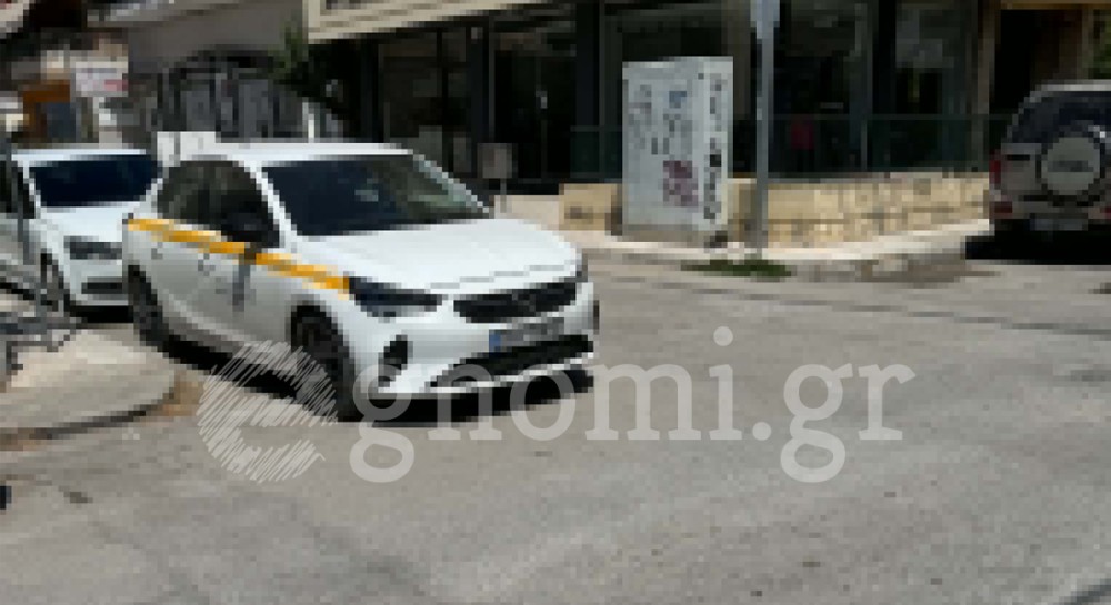 Επικό παρκάρισμα στη Χαλκίδα από όχημα της Περιφέρειας Στερεάς Ελλάδας