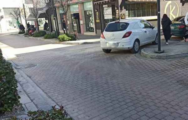 ΧΑΛΚΙΔΑ: Παράνομο παρκάρισμα πάνω στη στροφή στην οδό Συγγρού